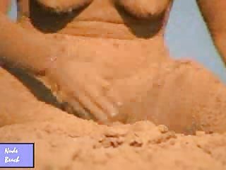 Шлюха retropornofilmi с волосатой киской ласкает и трахает себя игрушками