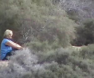 Грудастая латина в возрасте лежит на кровати и выставляет свои соски винтажное порно и киску под горячий язык парня