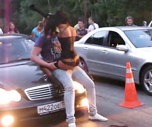 Брюнетка сняла розовые трусики ретро эротика с русским переводом в ванной
