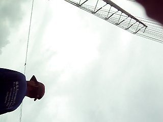 Чувак положил малышку на диван, раздвинул ноги и облизнул порно ретро на русском ее киску