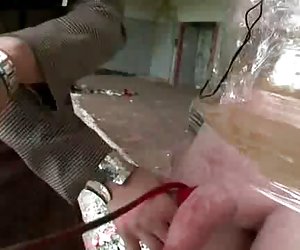 Тайский трансик старые немецкие порнофильмы вертит свою темную попку, а затем выставляет ее под белый член