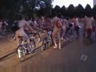 Старушка с большими сиськами сосет немецкое ретро порно член младшего брата мужа